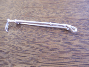 Plastronnadel mit Gerte