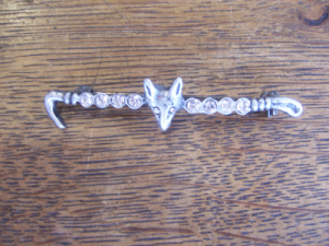 Plastronnadel mit Fuchskopf und Strasssteinchen